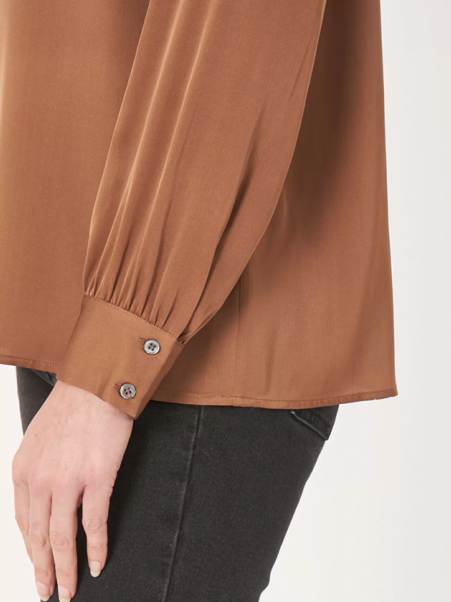 zijden_blouse_met_strikhals_3-2.webp REPEAT cashmere Blouses*Zijden blouse met strikhals Hazel
