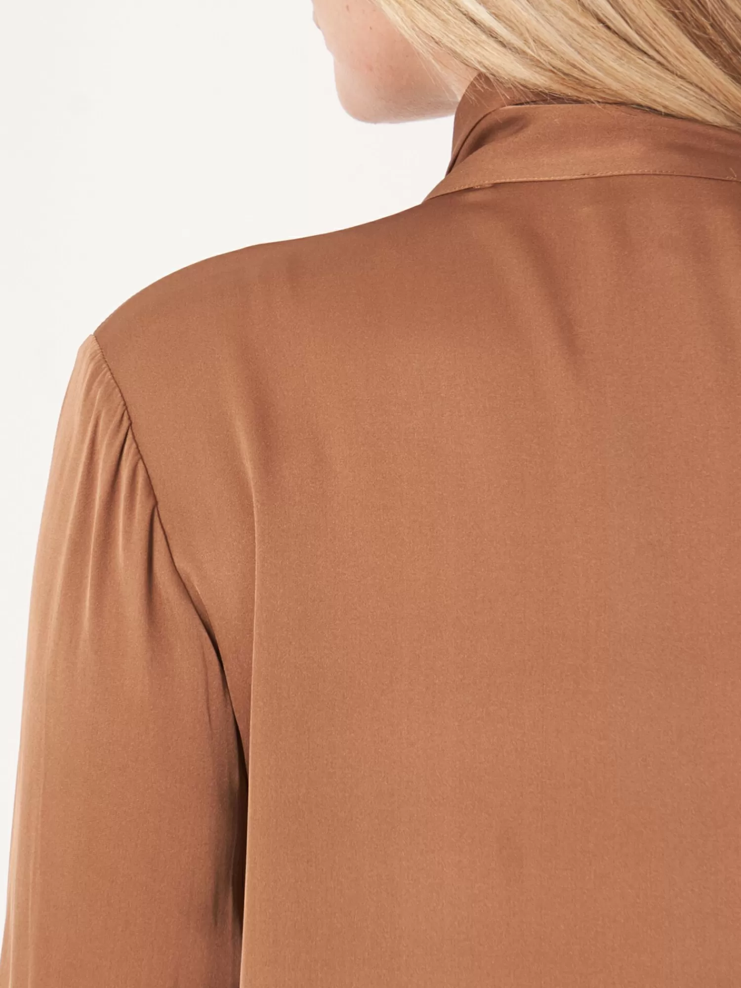 zijden_blouse_met_strikhals_4-2.webp REPEAT cashmere Blouses*Zijden blouse met strikhals Hazel