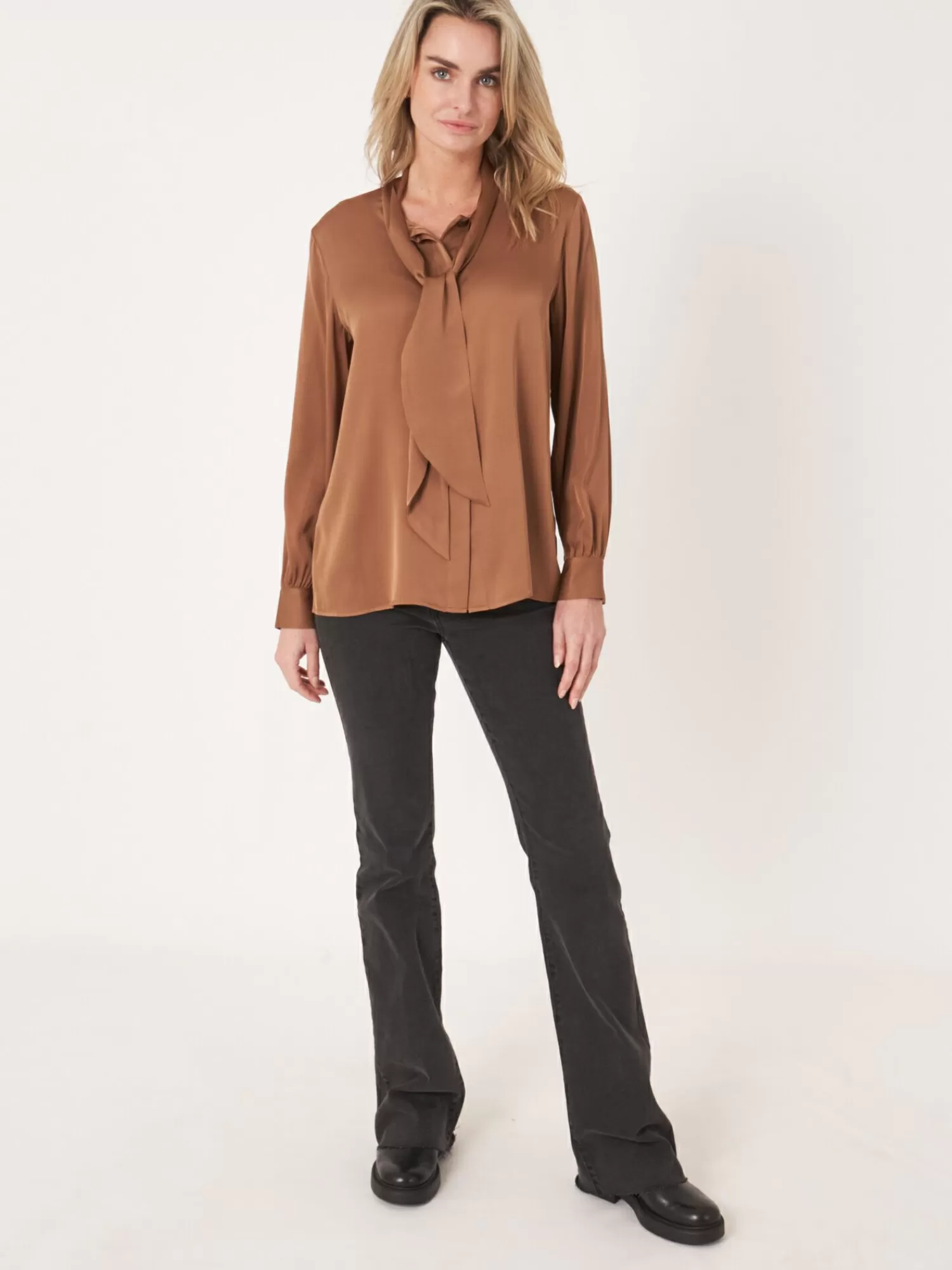 zijden_blouse_met_strikhals_5-1.webp REPEAT cashmere Blouses*Zijden blouse met strikhals Hazel
